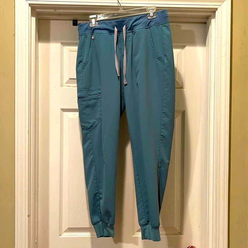 Figs jogger scrub pants and 2-pocket top